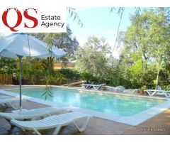 Chalet con piscina y jardín en urbanización Vallcanera, Sils