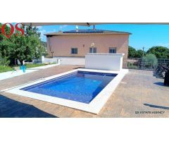 Chalet con piscina en la urbanización Can Fornaca, Riudarenes