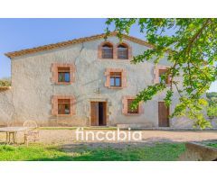 Auténtica masía catalana y finca rústica en venta en Sils.