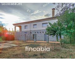 Casa aislada con jardín y piscina en venta en Santa Coloma de Farners.
