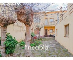 Casa con jardín en venta en el centro de Riudarenes.