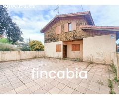 Casa de madera con jardín en venta en Maçanet de la Selva.