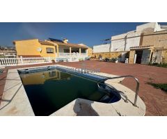 CASA CON 4 APARTAMENTOS INDEPENDIENTES Y PISCINA