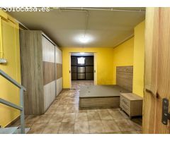 Garaje en venta con espacio ideal para taller o almacén.