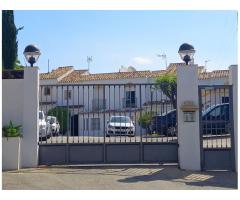 Casa adosada de esquina con 3 dormitorios y 2 baños, situada en Atalaya/Estepona