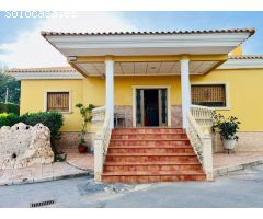 CHALET DE LUJO  A UN PASO DE ELCHE CON CASA ANEXA Y NAVE.