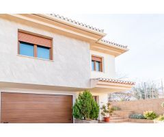 ¡Descubre el hogar de tus sueños en este espectacular chalet independiente!