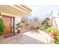 ¡Descubre el hogar de tus sueños en este espectacular chalet independiente!