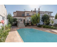 Chalet de 505 m2 construidos con piscina y jardines. 5 dormitorios, 3 baños y un aseo. Sótano 162 m2