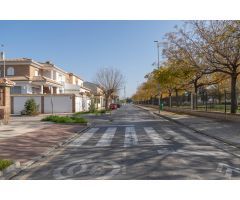 Chalet de 505 m2 construidos con piscina y jardines. 5 dormitorios, 3 baños y un aseo. Sótano 162 m2