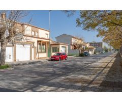 Chalet de 505 m2 construidos con piscina y jardines. 5 dormitorios, 3 baños y un aseo. Sótano 162 m2