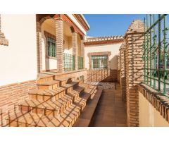 Chalet de 505 m2 construidos con piscina y jardines. 5 dormitorios, 3 baños y un aseo. Sótano 162 m2