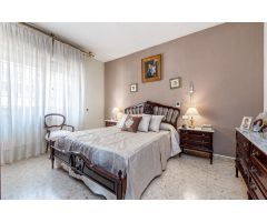 Precioso piso de 173 m2 con de 5 habitaciones, 2 salones, terraza, garaje, junto a Plaza de Gracia