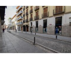 Piso con 309 m2, 165 m2 construidos, 5 habitaciones, 2 baños, amplio salón, balcones, patio 100 m2