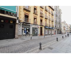 Piso con 309 m2, 165 m2 construidos, 5 habitaciones, 2 baños, amplio salón, balcones, patio 100 m2