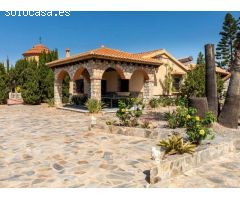 Oasis Tropical: Villa Exclusiva con Vistas al Mar.