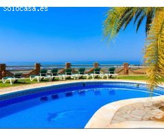 Oasis Tropical: Villa Exclusiva con Vistas al Mar.