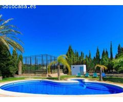 Oasis Tropical: Villa Exclusiva con Vistas al Mar.