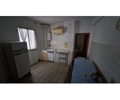 SE VENDE PISO MUY AMPLIO CON ASCENSOR EN LA ZONA DE LA ESTACION