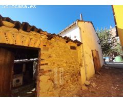 CASA CON PATIO PARA RESTAURAR EN FLORES DEL SIL