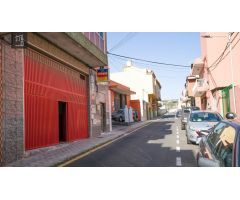 AMPLIO TALLER DE CHAPA Y PINTURA  EN GENETO