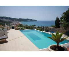 Exclusiva villa independiente con fantásticas vistas a la playa de La Herradura