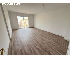 Céntrico ático de 3 dormitorios y solarium de 100m  a 200m del Corte Inglés