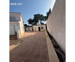 Chalet independiente en venta con amplia parcela y piscina en Mutxamel