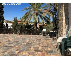 Chalet independiente en venta con piscina propia y amplio jardín en San Juan de Alicante
