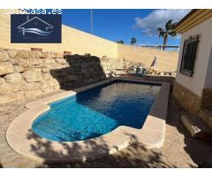 Encantador Chalet Independiente con Piscina en Urbanización Segura