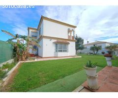 Chalet de dos plantas en parcela de 1037 m2