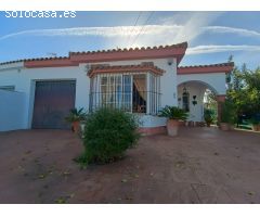 Encantador chalet urbano en una sola planta con amplia parcela ajardinada