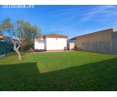 Encantador chalet urbano en una sola planta con amplia parcela ajardinada
