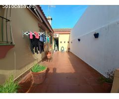 Encantador chalet urbano en una sola planta con amplia parcela ajardinada