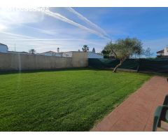 Encantador chalet urbano en una sola planta con amplia parcela ajardinada