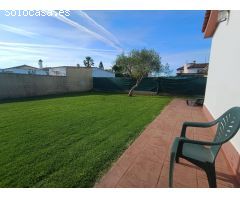 Encantador chalet urbano en una sola planta con amplia parcela ajardinada