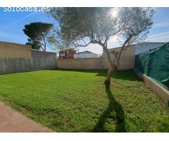 Encantador chalet urbano en una sola planta con amplia parcela ajardinada