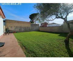Encantador chalet urbano en una sola planta con amplia parcela ajardinada