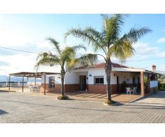 Preciosa villa ubicada a pocos minutos de Lauro Golf