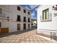 Impresionante casa de pueblo construida en 1930 ubicada en el corazón de Tolox e ideal como B[amp;]B