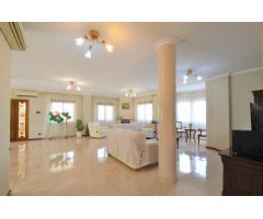 Impresionante Villa con jardín y piscina