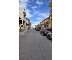 ¡Espaciosa casa adosada en Ambroz, Vegas del Genil! Con patio, sótano y calefacción