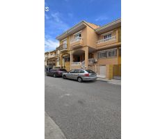 ¡Espaciosa casa adosada en Ambroz, Vegas del Genil! Con patio, sótano y calefacción