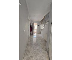 ¡Espaciosa casa adosada en Ambroz, Vegas del Genil! Con patio, sótano y calefacción