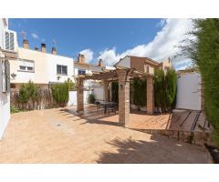 Casa pareada con hermoso patio en el centro de La Zubia