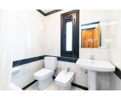 Exclusiva vivienda en El Serrallo con jardín, apartamento independiente y espectaculares vistas