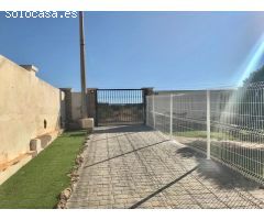 Chalet con piscina en primera línea en Calarreona