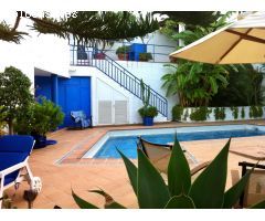 Villa de cuatro dormitorios con zona ajardinada y piscina privada en Mojácar