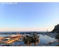 Piso de tres dormitorios, terraza y vistas al  puerto pesquero con plaza de garaje