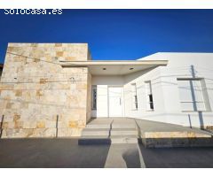Chalet con tres dormitorios y garaje en Purias, de reciente construcción